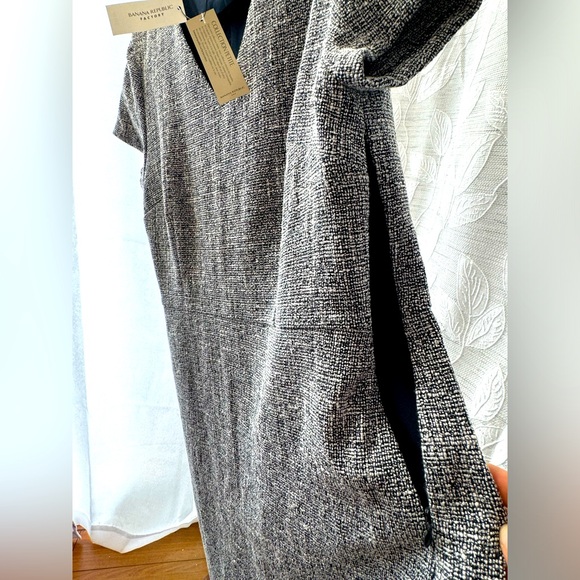 Banana Republic - Split Neck Boucle Sheath Dress - Picture 4 of 7